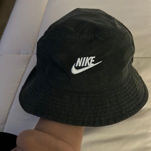 Nike bucket hat in grey. Unisex.
